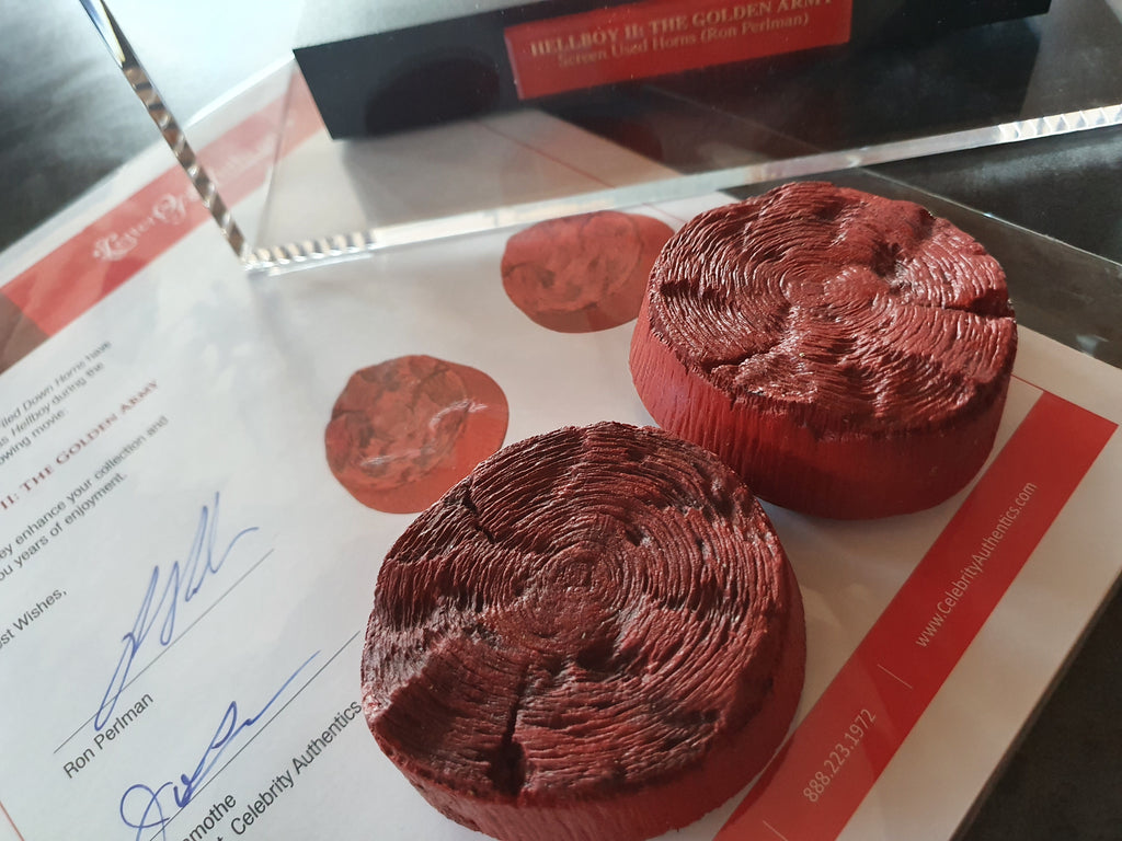 Hellboy II cornes vues à l'écran avec signature Ron Perlman
