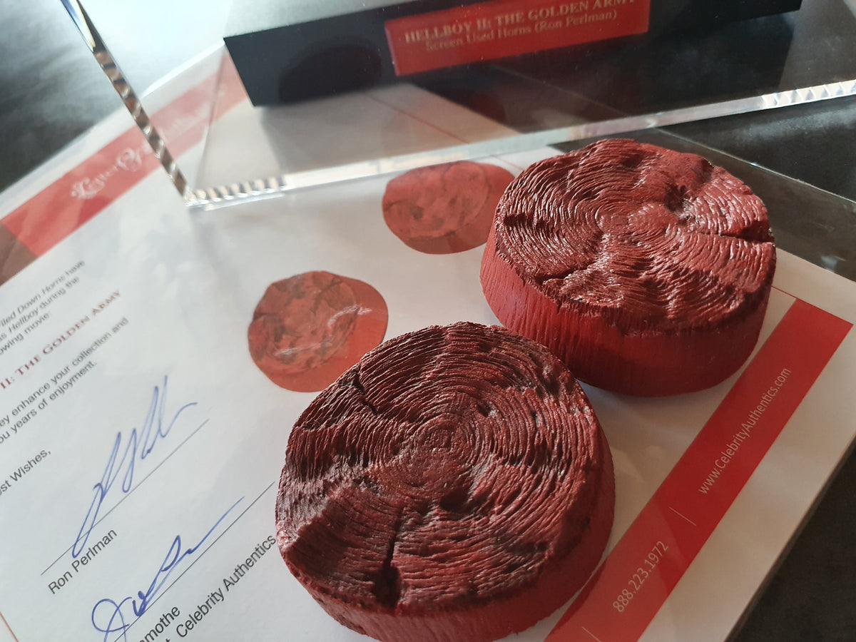 Hellboy II cornes vues à l'écran avec signature Ron Perlman
