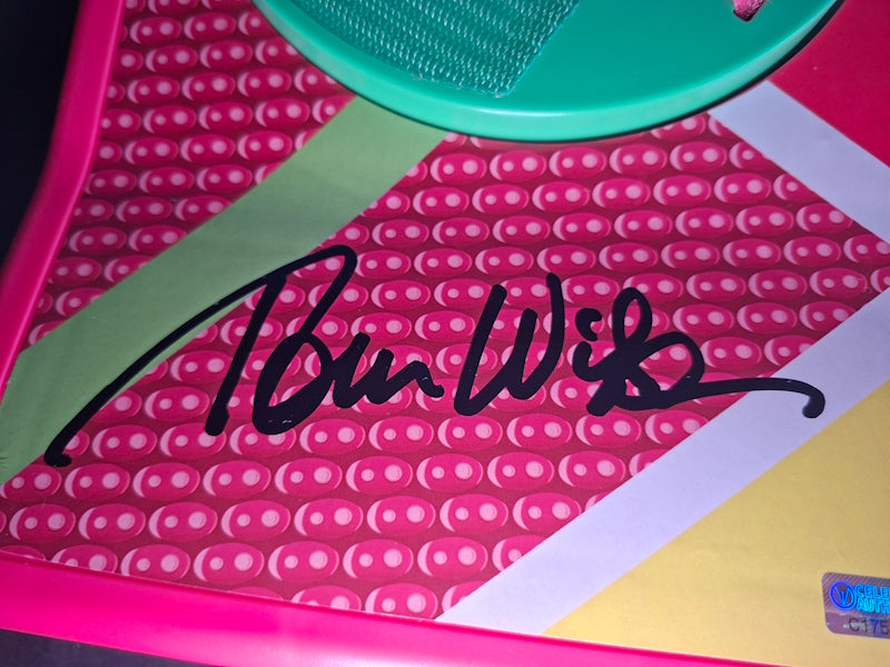Hoverboard Retour vers le Futur II signé 7 fois + support mural à LED. C175493