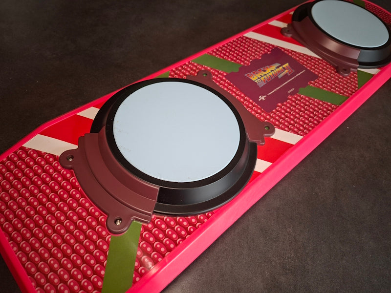 Hoverboard Retour vers le Futur II signé 7 fois + support mural à LED. C175493