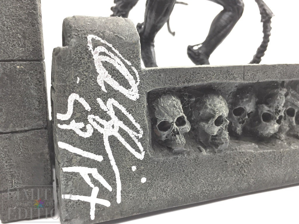 Alien "Grid" statuette 2 autographs