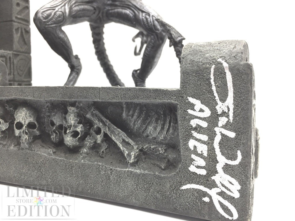 Alien "Grid" statuette 2 autographs