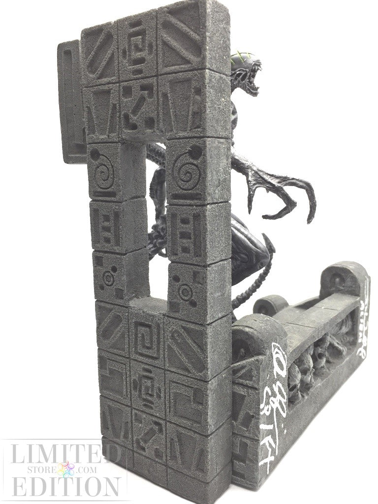 Alien "Grid" statuette 2 autographs