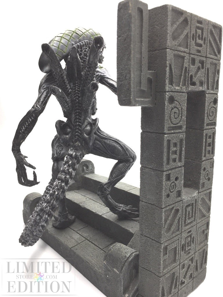 Alien "Grid" statuette 2 autographs