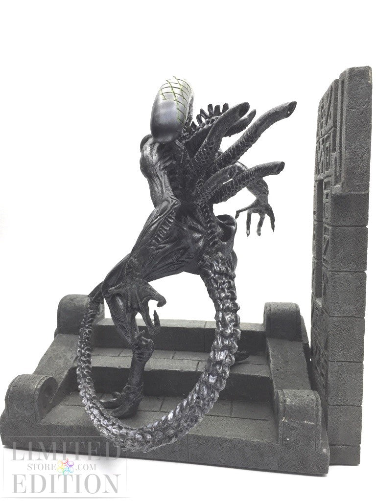 Alien "Grid" statuette 2 autographs