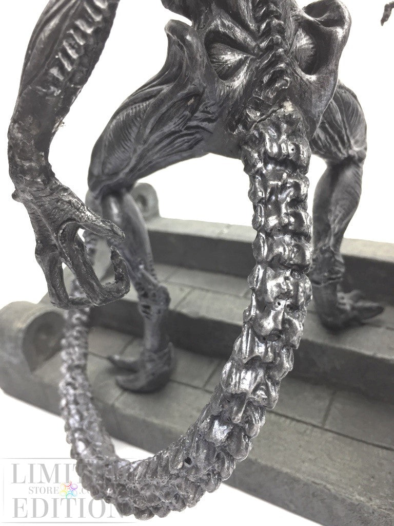 Alien "Grid" statuette 2 autographs