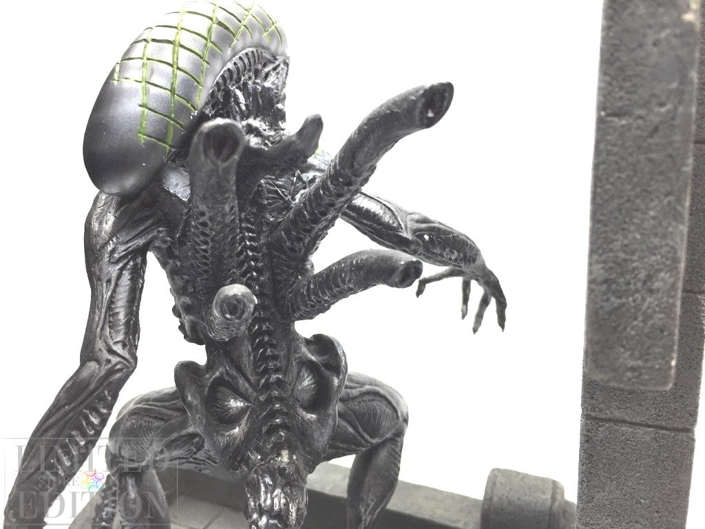 Alien "Grid" statuette 2 autographs