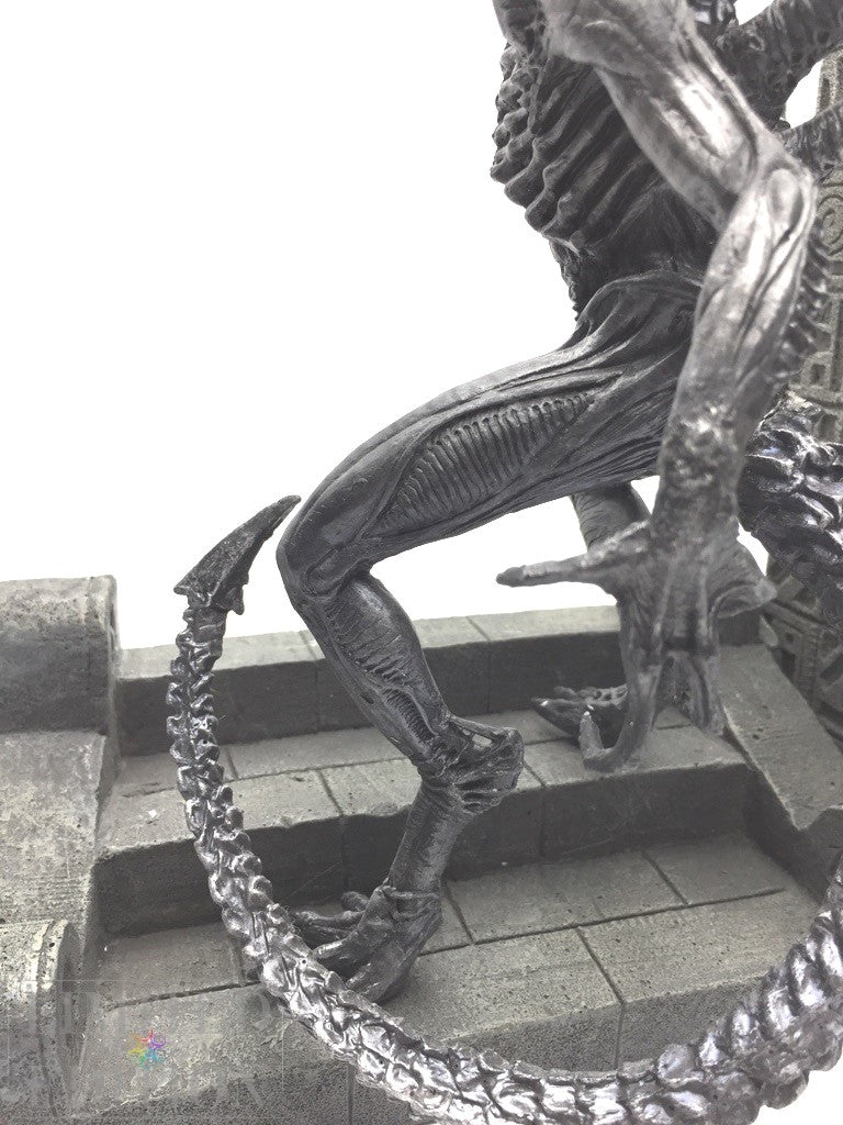 Alien "Grid" statuette 2 autographs