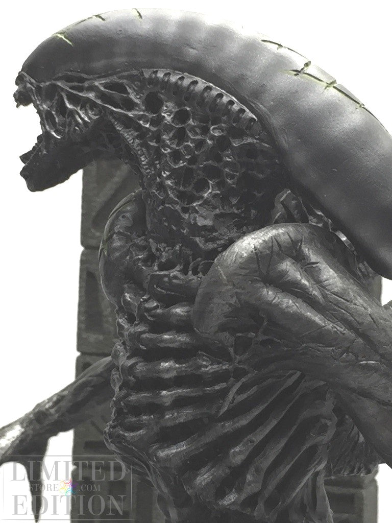 Alien "Grid" statuette 2 autographs