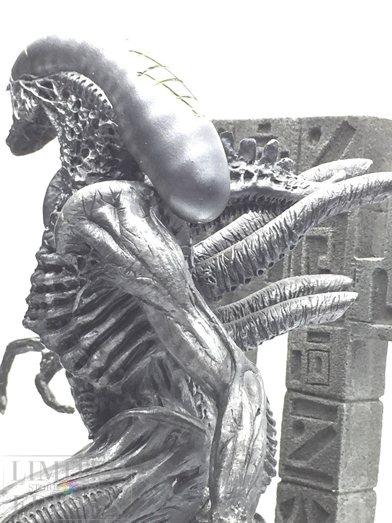 Alien "Grid" statuette 2 autographs