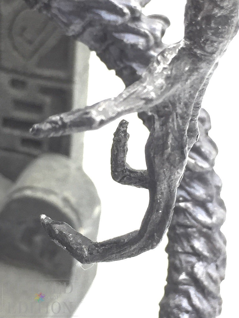 Alien "Grid" statuette 2 autographs