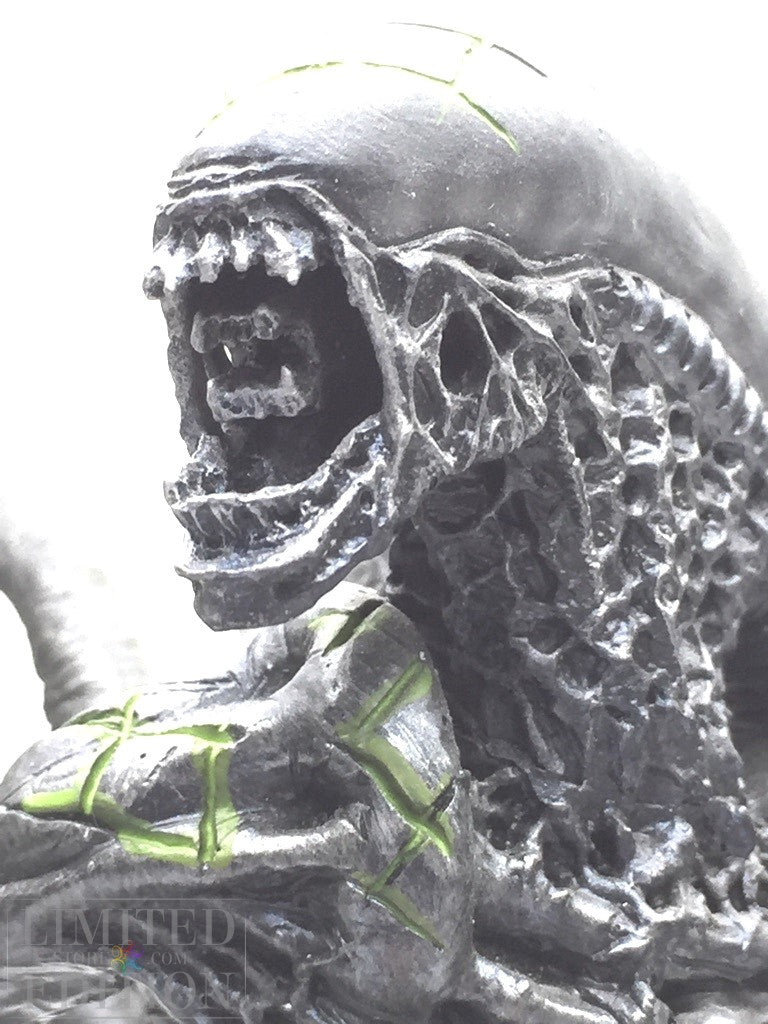 Alien "Grid" statuette 2 autographs