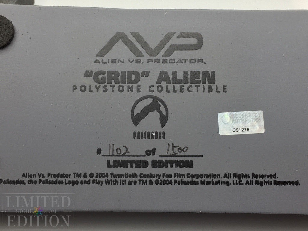 Alien "Grid" statuette 2 autographs