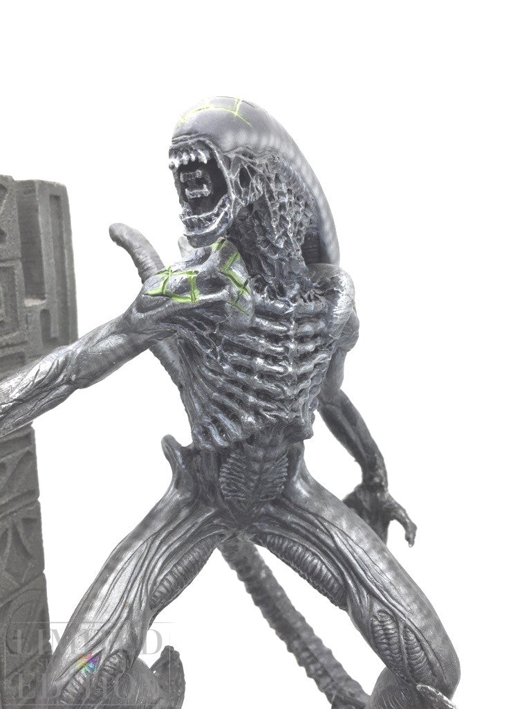 Alien "Grid" statuette 2 autographs