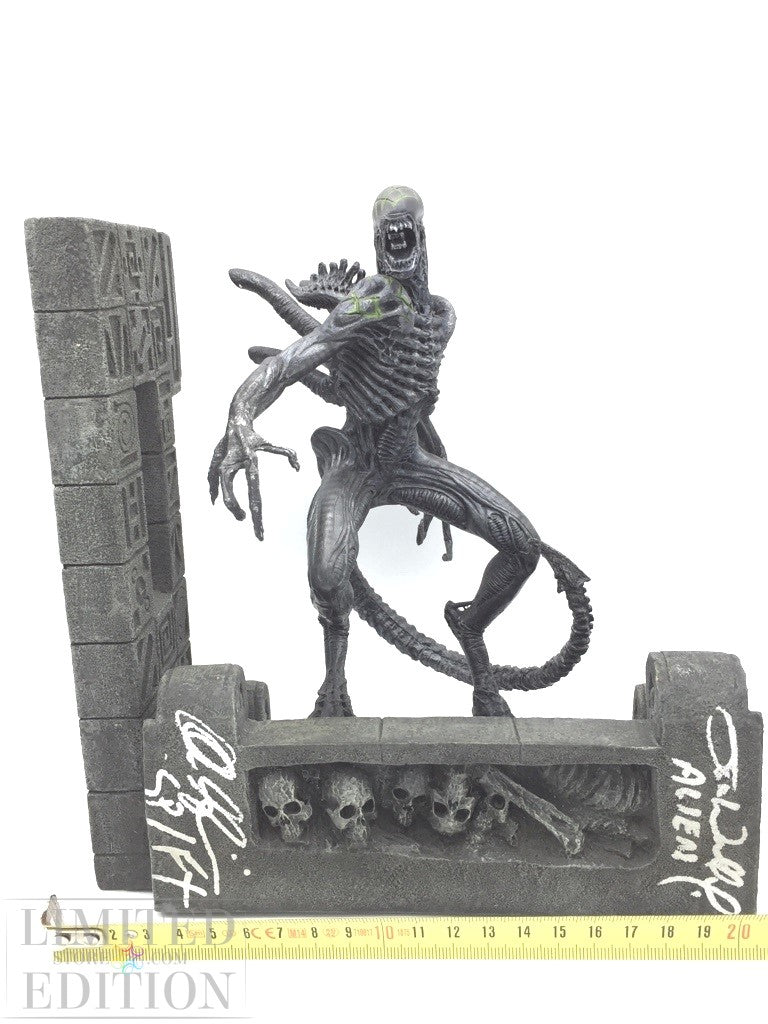 Alien "Grid" statuette 2 autographs