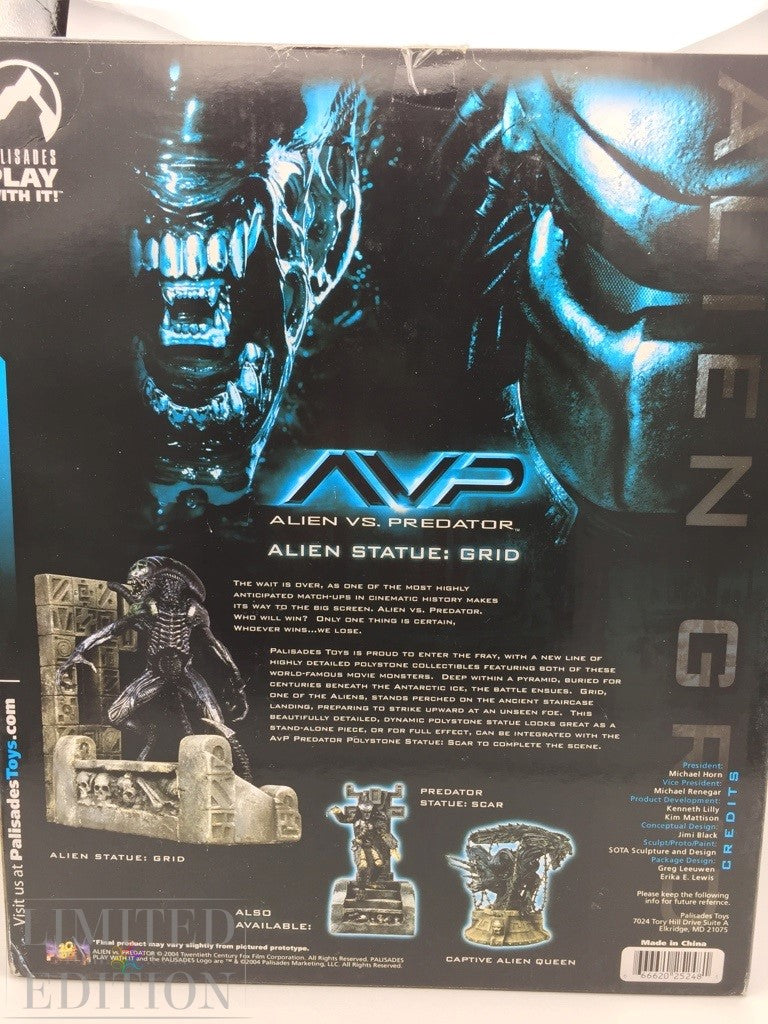 Alien "Grid" statuette 2 autographs