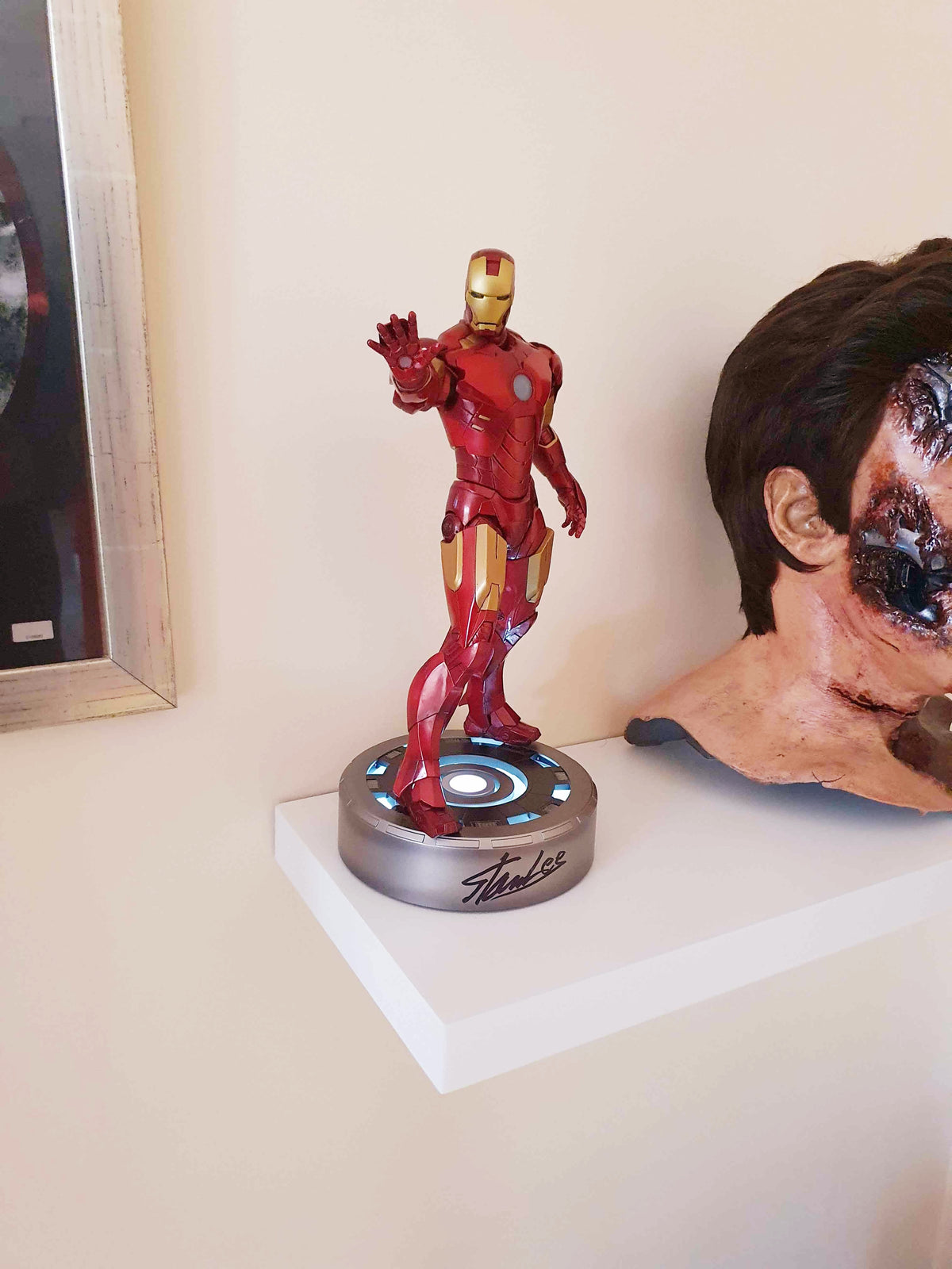 Autographe de Stan Lee sur figurine Iron Man Mark IV Kotobukiya