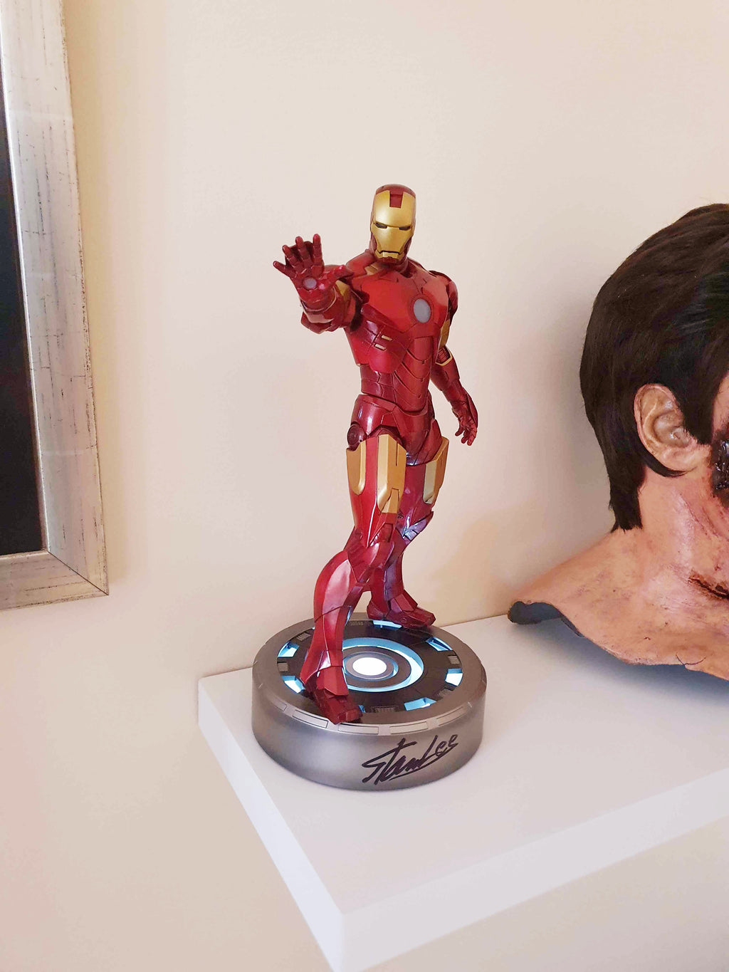 Autographe de Stan Lee sur figurine Iron Man Mark IV Kotobukiya