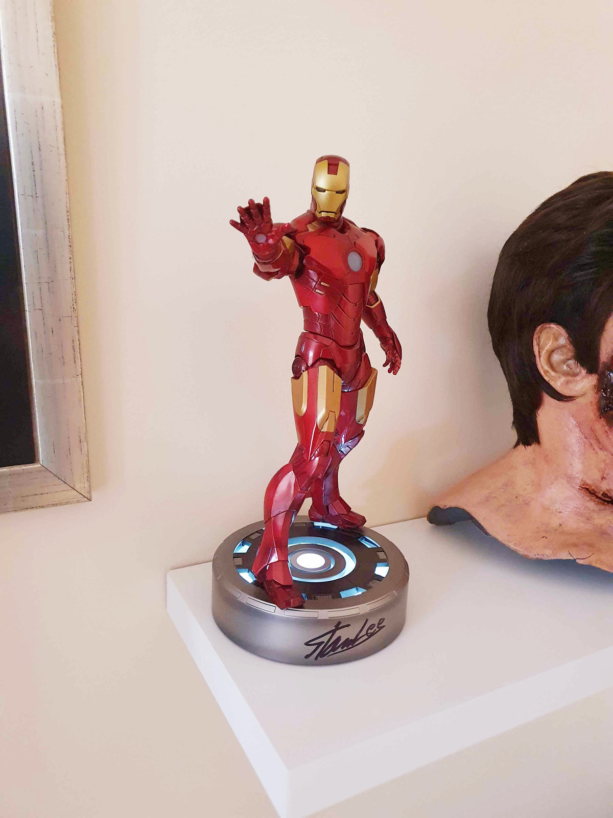 Autographe de Stan Lee sur figurine Iron Man Mark IV Kotobukiya