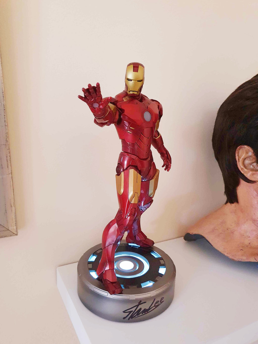 Autographe de Stan Lee sur figurine Iron Man Mark IV Kotobukiya