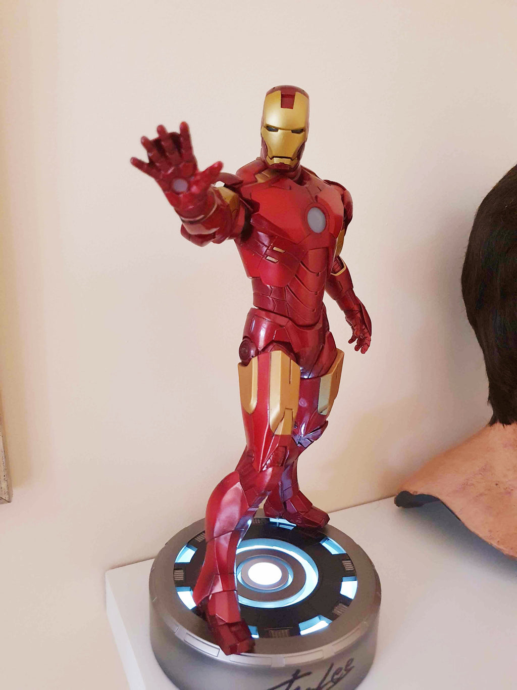 Autographe de Stan Lee sur figurine Iron Man Mark IV Kotobukiya