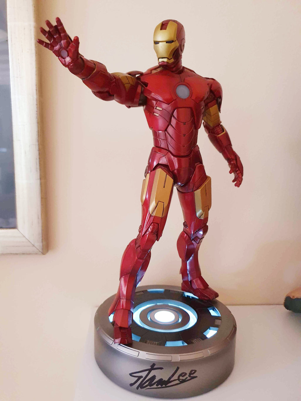 Autographe de Stan Lee sur figurine Iron Man Mark IV Kotobukiya