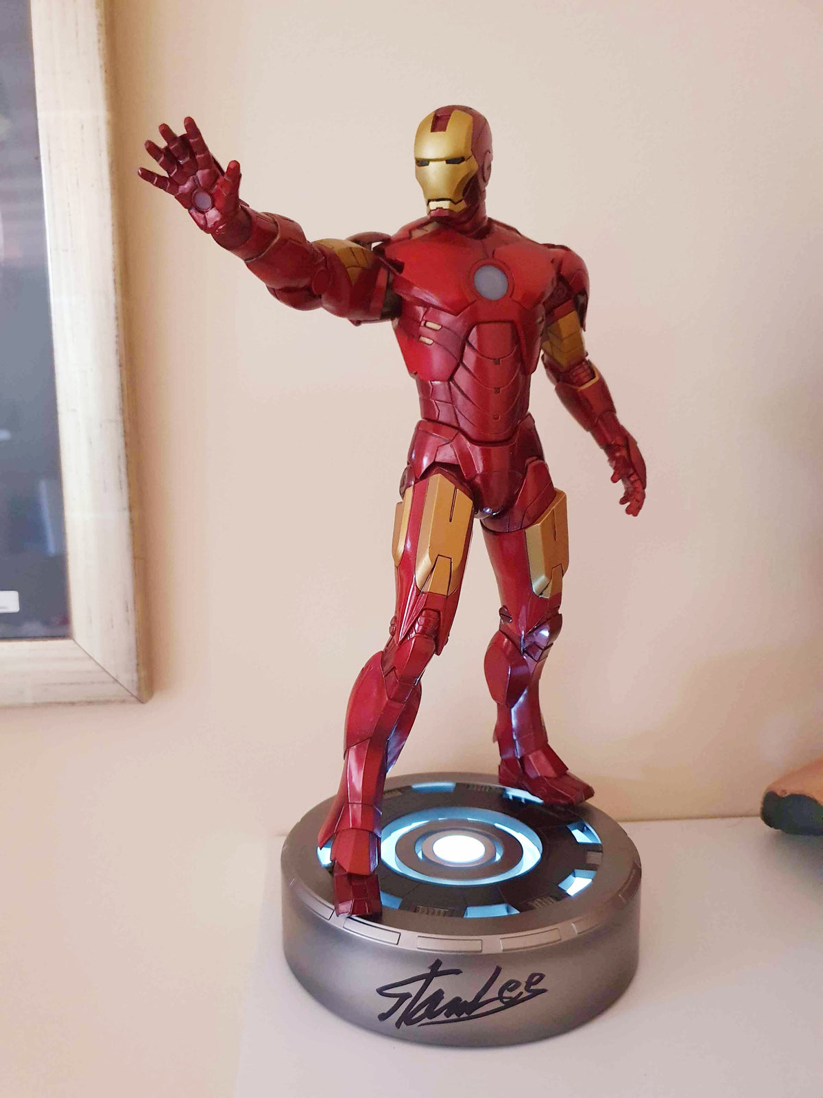 Autographe de Stan Lee sur figurine Iron Man Mark IV Kotobukiya
