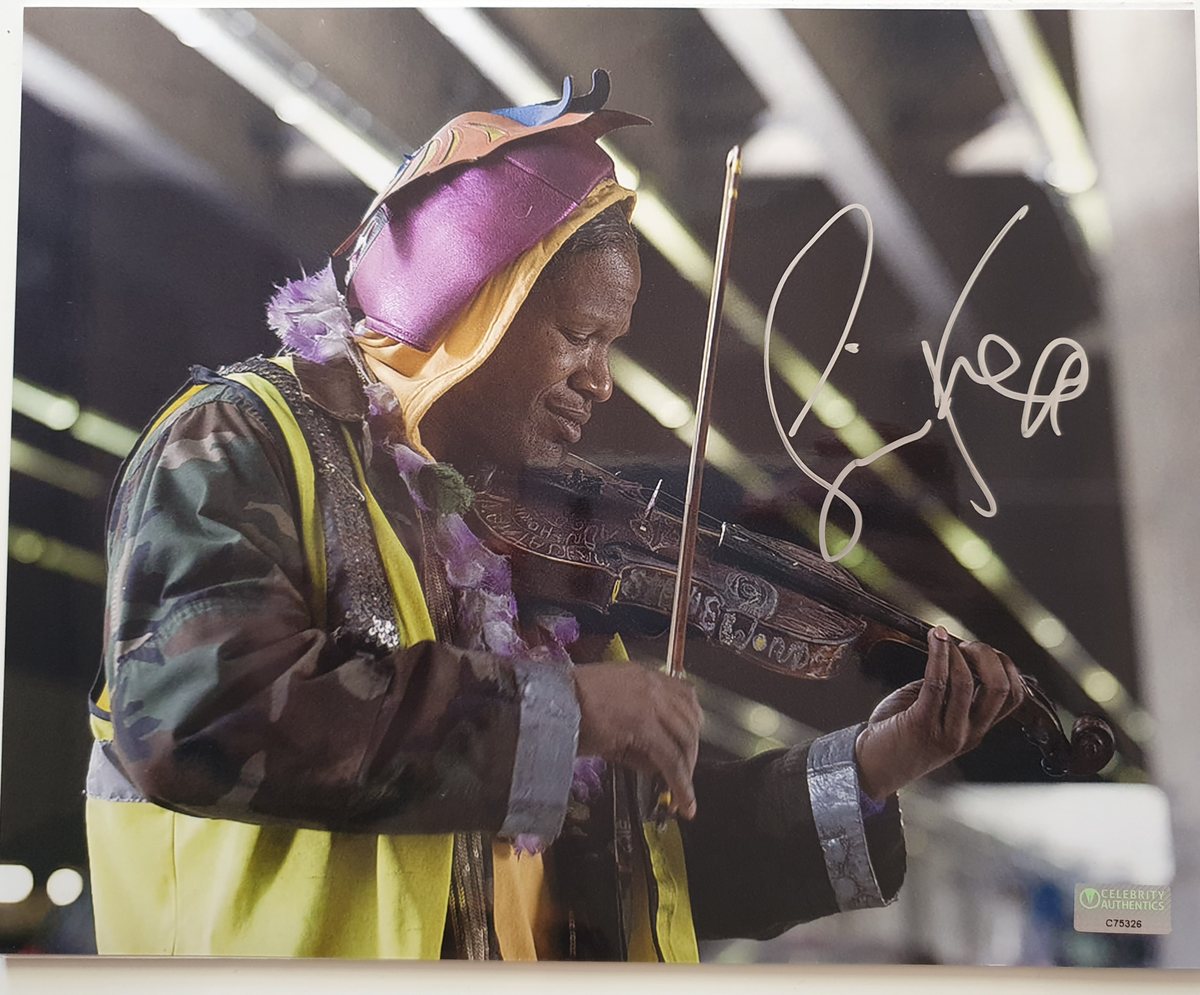 Jamie Foxx signe une photo du film Le Soliste