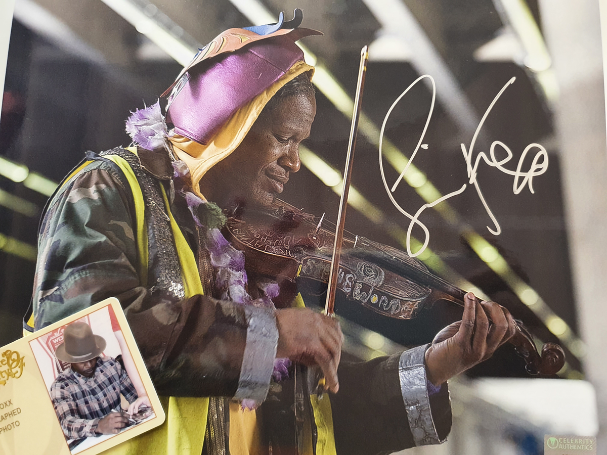 Jamie Foxx signe une photo du film Le Soliste