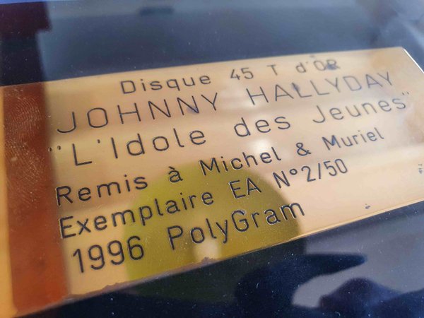 Disque d'or pour le titre "L'idole des jeunes" Johnny Hallyday
