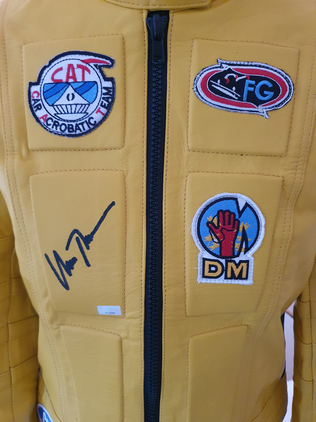 Blouson KILL BILL signé par Uma Thurman - Celebrity Authentics
