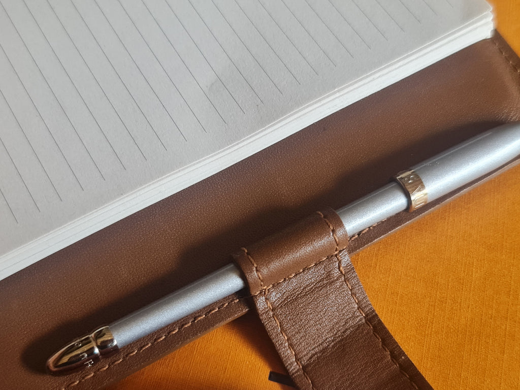 Louis Vuitton Agenda, bloc notes, stylo et règle. Superbe état.