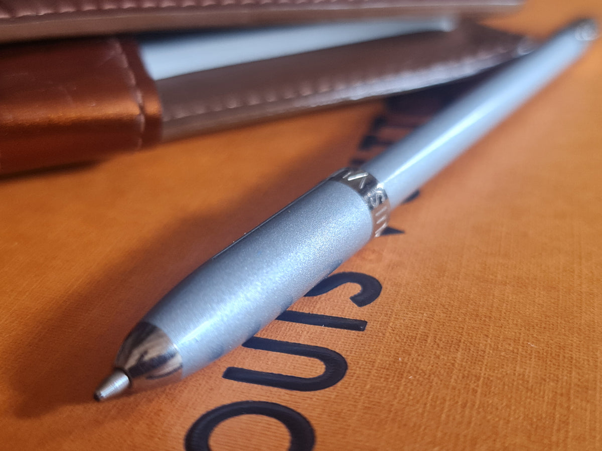 Louis Vuitton Agenda, bloc notes, stylo et règle. Superbe état.