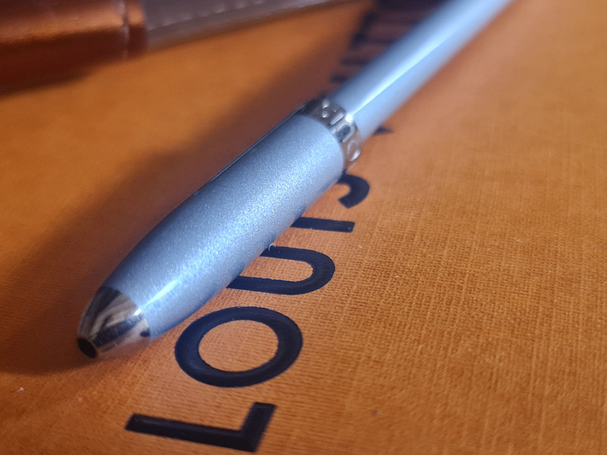 Louis Vuitton Agenda, bloc notes, stylo et règle. Superbe état.
