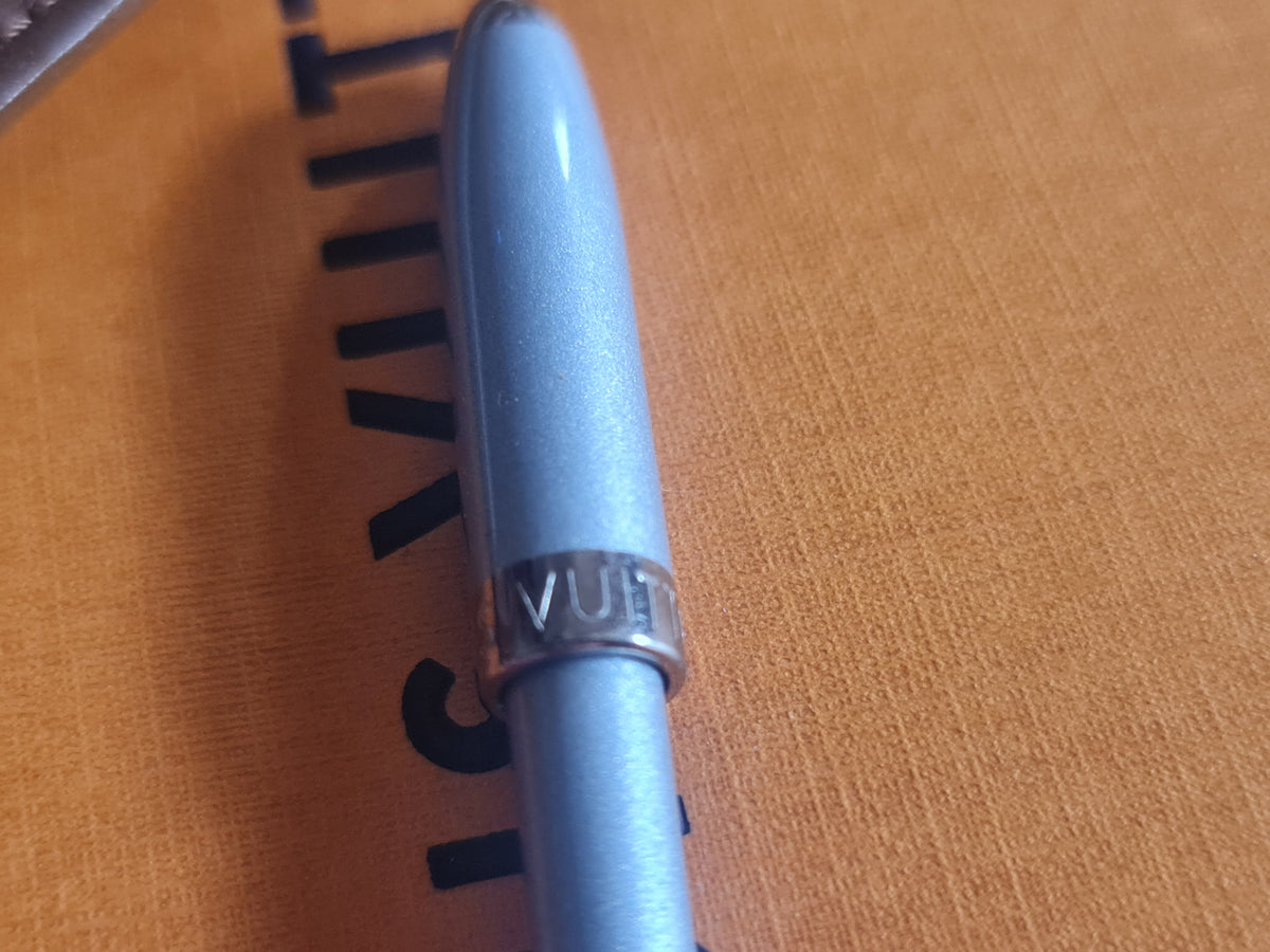 Louis Vuitton Agenda, bloc notes, stylo et règle. Superbe état.