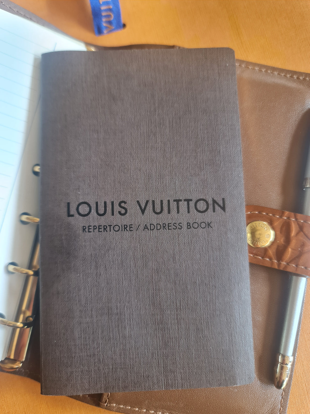 Louis Vuitton Agenda, bloc notes, stylo et règle. Superbe état.