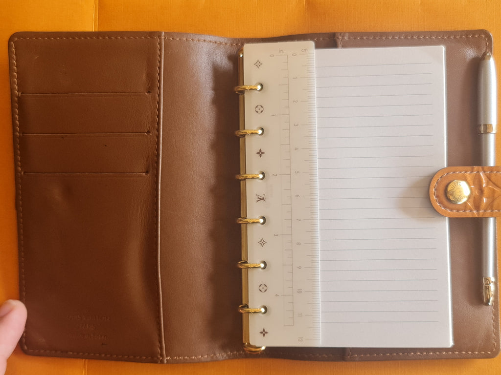 Louis Vuitton Agenda, bloc notes, stylo et règle. Superbe état.