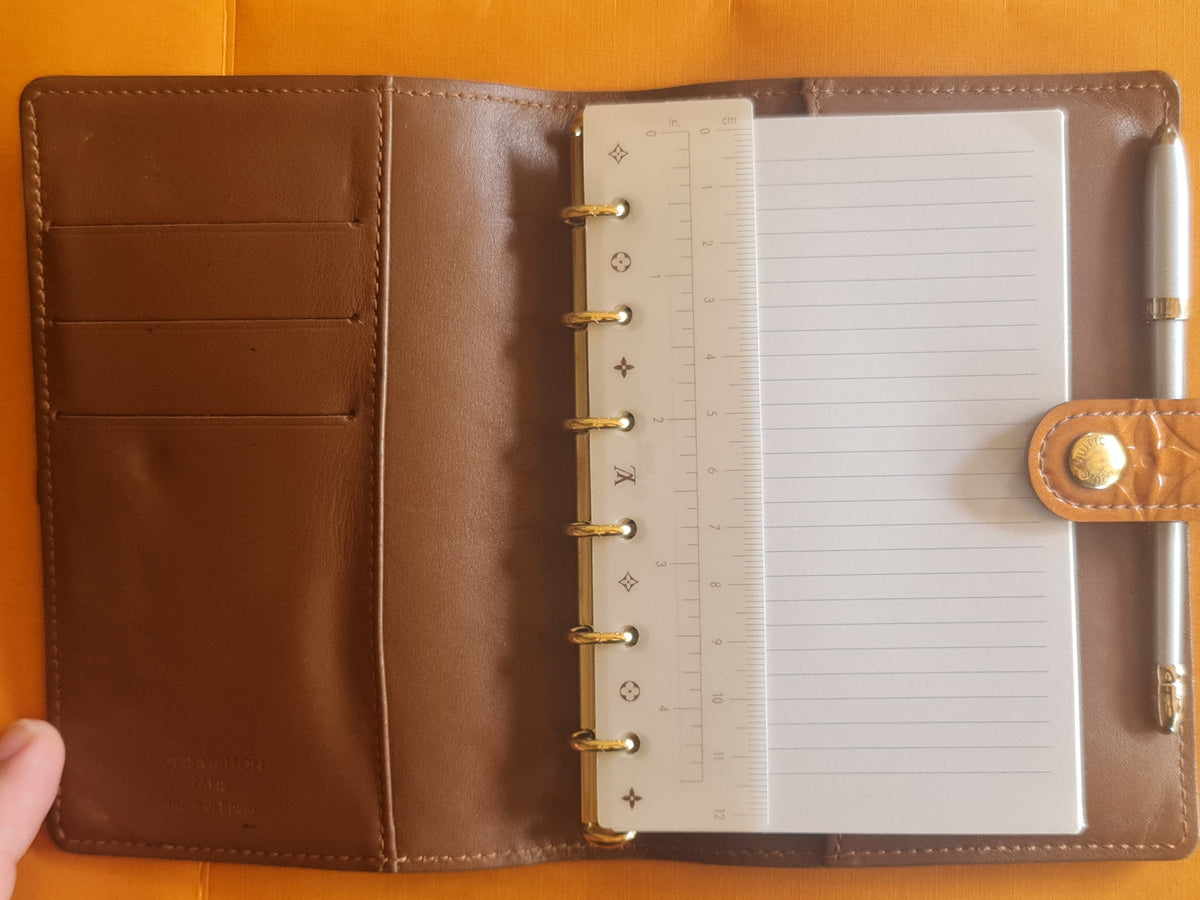 Louis Vuitton Agenda, bloc notes, stylo et règle. Superbe état.