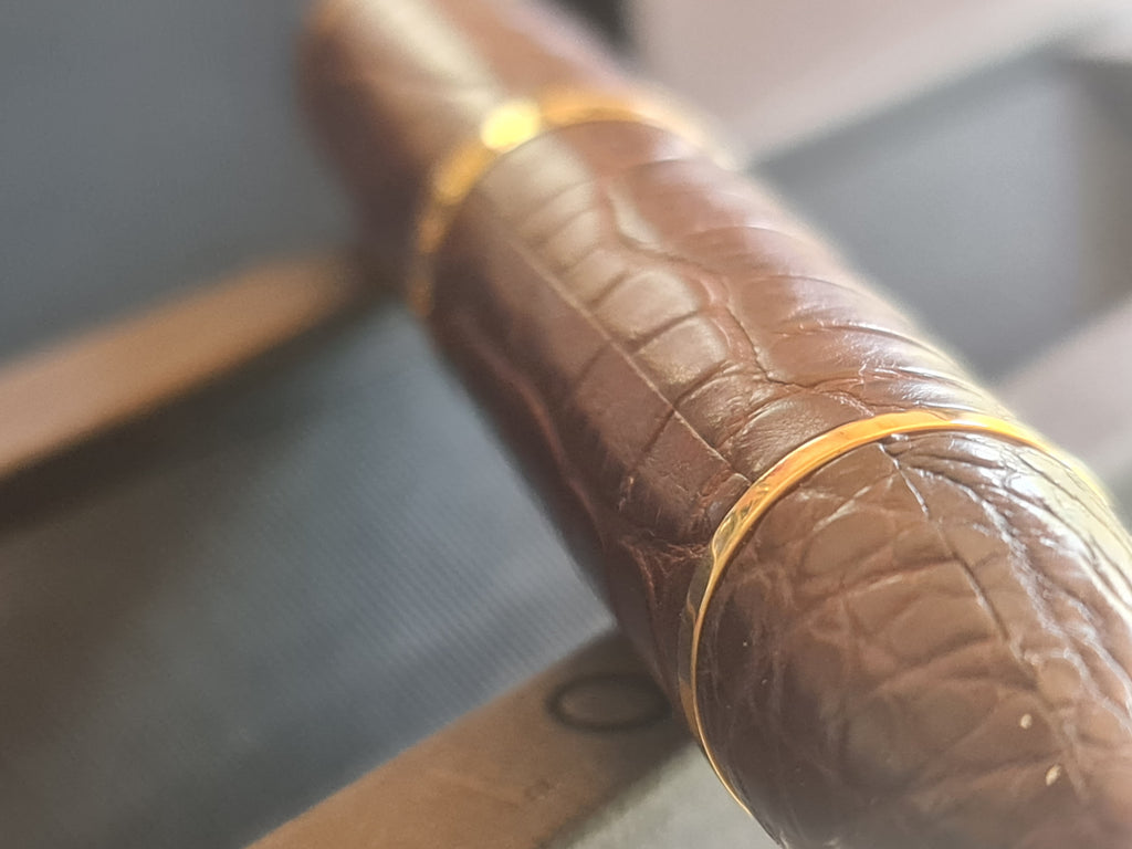 Stylo plume Cargo Louis Vuitton. Cuir d'alligator. Marron.