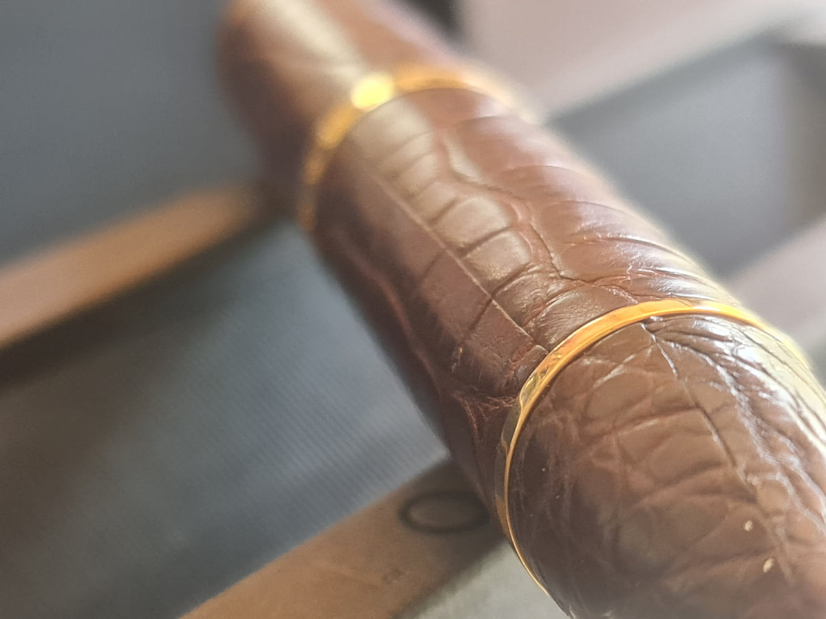 Stylo plume Cargo Louis Vuitton. Cuir d'alligator. Marron.