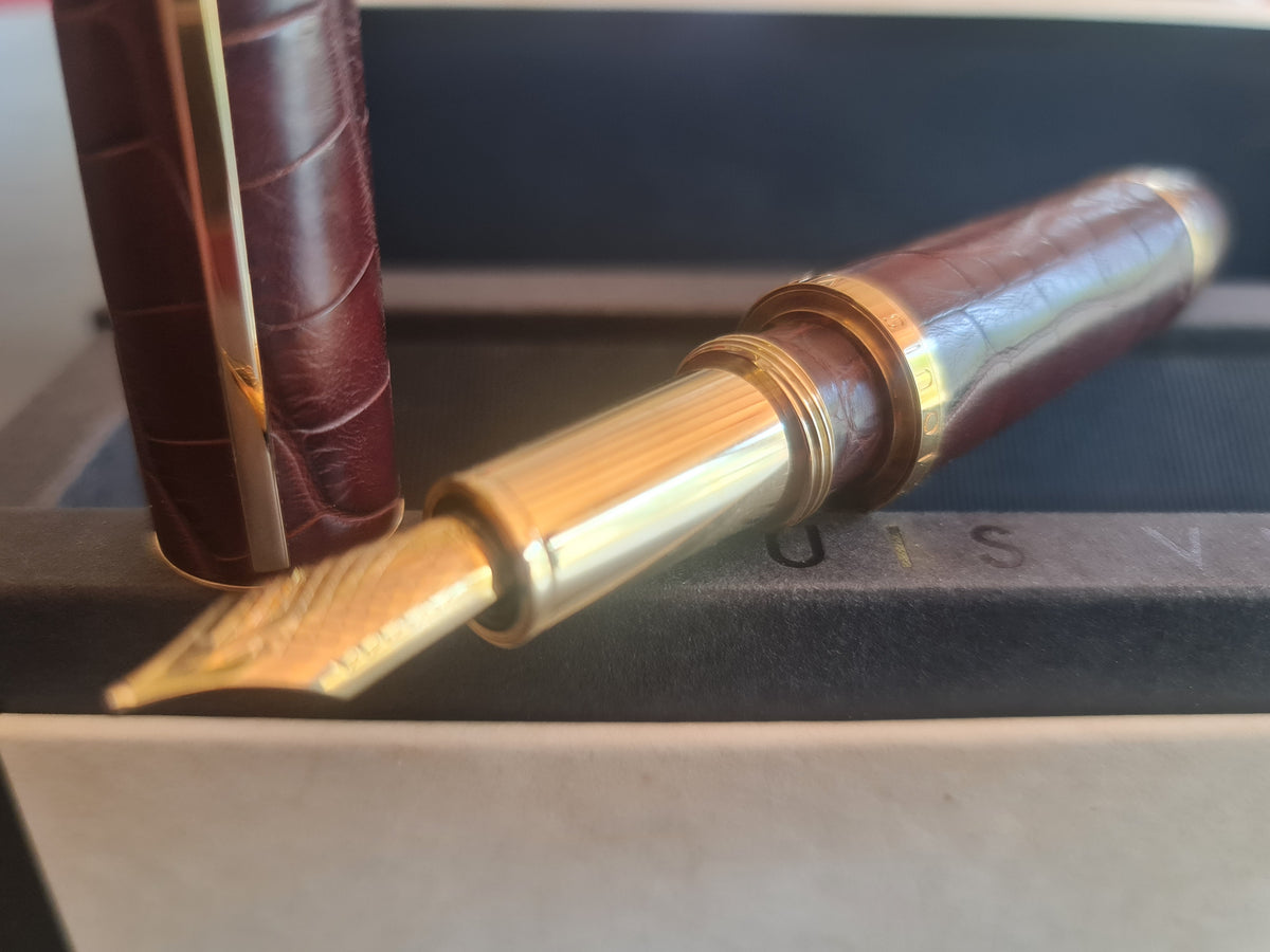 Stylo plume Cargo Louis Vuitton. Cuir d'alligator. Marron.