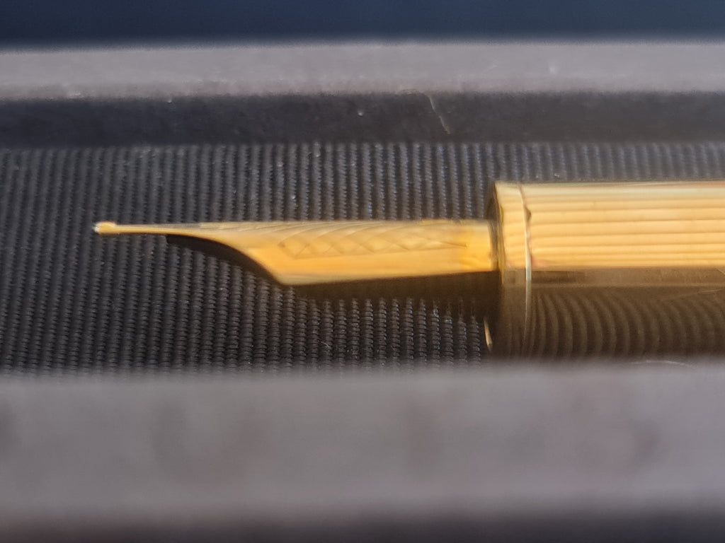 Stylo plume Cargo Louis Vuitton. Cuir d'alligator. Marron.