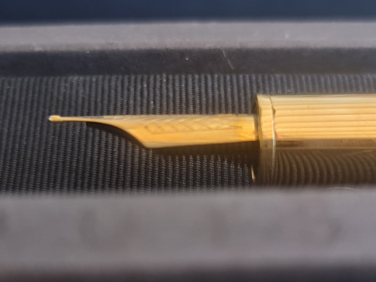 Stylo plume Cargo Louis Vuitton. Cuir d'alligator. Marron.