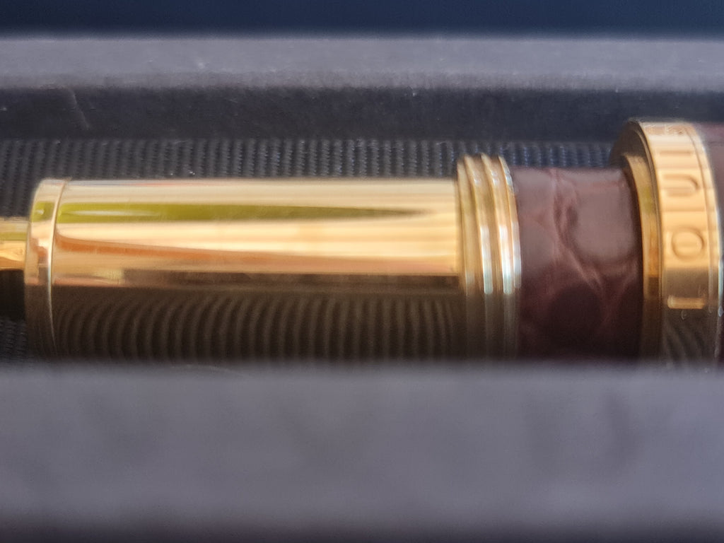Stylo plume Cargo Louis Vuitton. Cuir d'alligator. Marron.