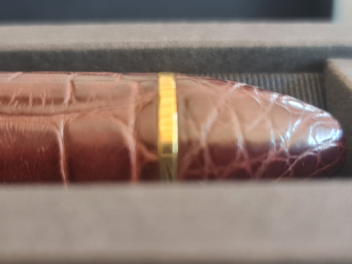 Stylo plume Cargo Louis Vuitton. Cuir d'alligator. Marron.