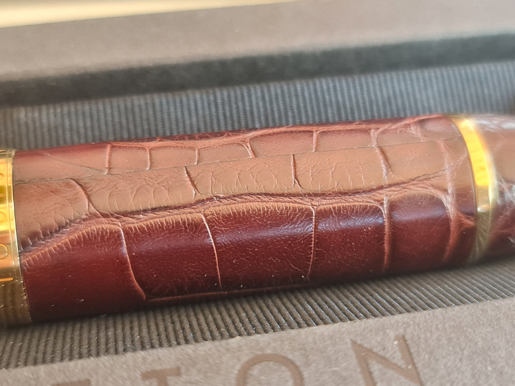Stylo plume Cargo Louis Vuitton. Cuir d'alligator. Marron.