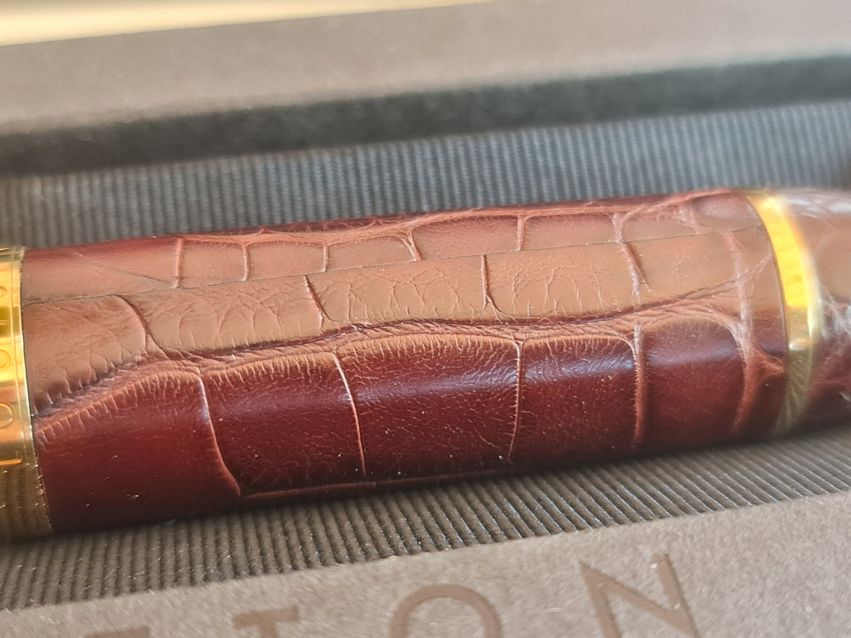 Stylo plume Cargo Louis Vuitton. Cuir d'alligator. Marron.