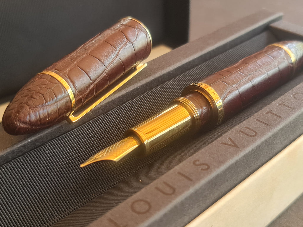 Stylo plume Cargo Louis Vuitton. Cuir d'alligator. Marron.