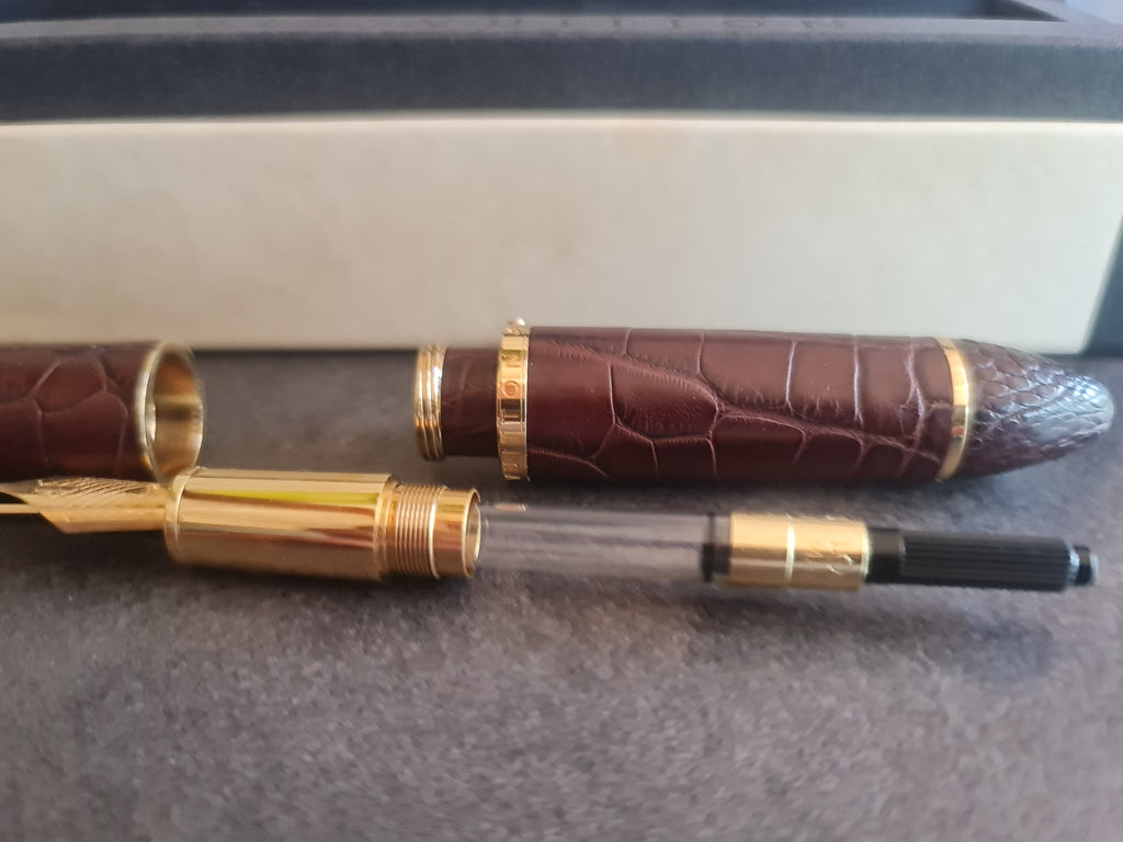 Stylo plume Cargo Louis Vuitton. Cuir d'alligator. Marron.