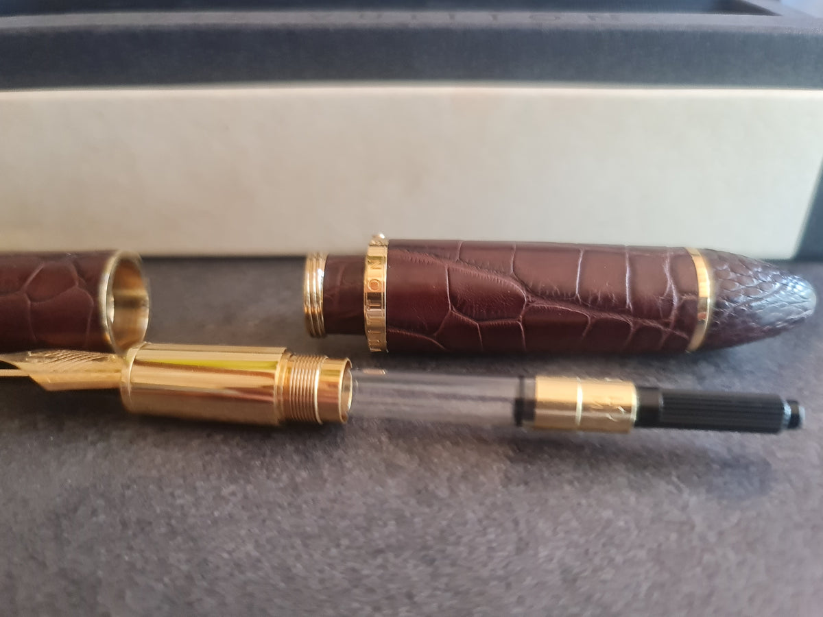 Stylo plume Cargo Louis Vuitton. Cuir d'alligator. Marron.